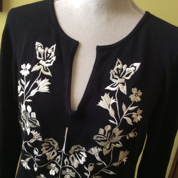 Pretty INC Black Sweater with Ivory Embroidery M - Picture 2 of 8